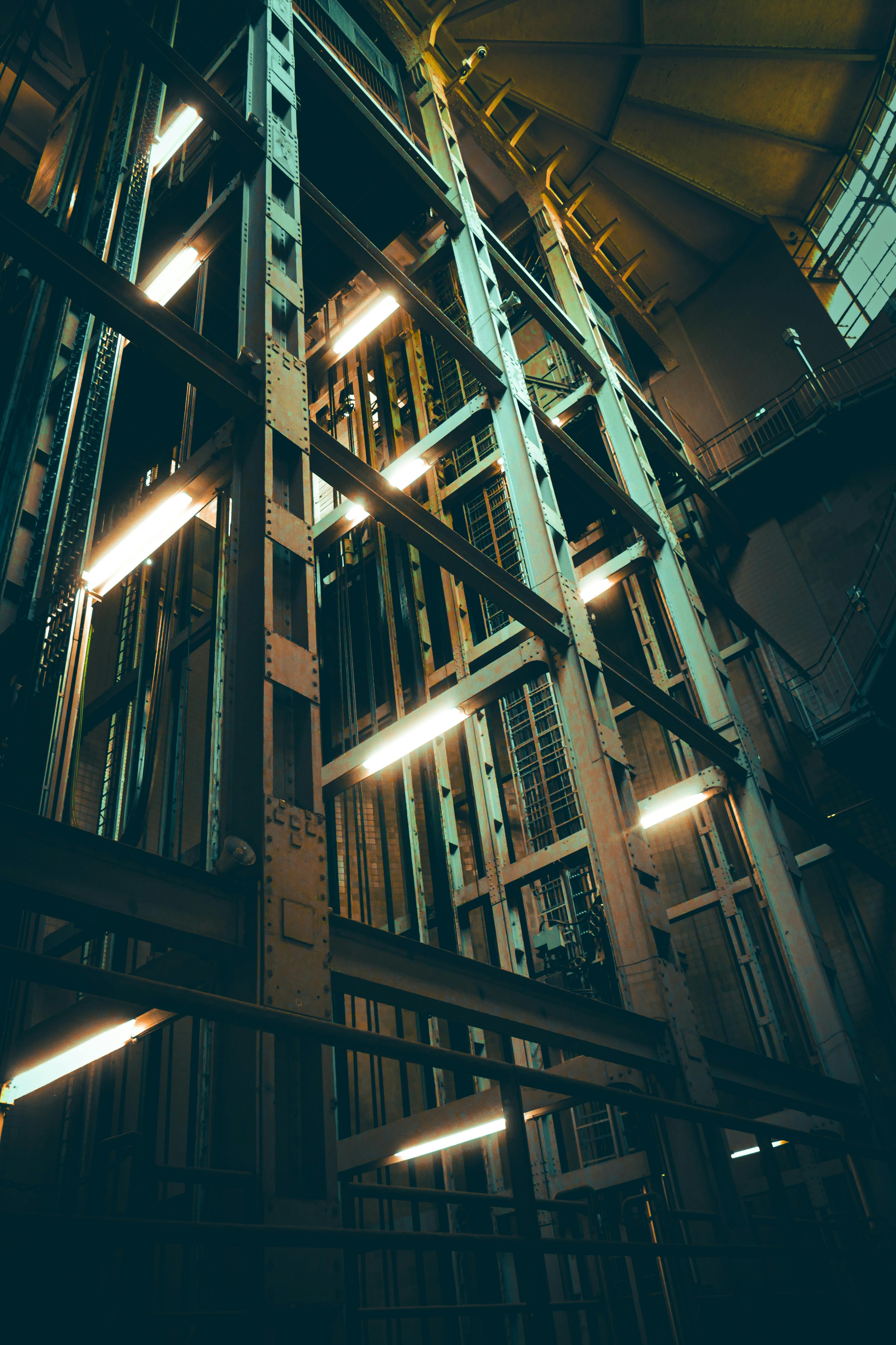 Beleuchteter Aufzugsschacht in einem Gebäude